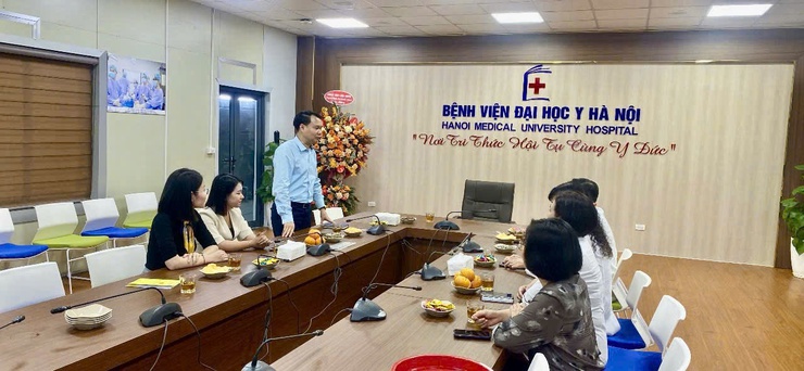 LÃNH ĐẠO PHƯỜNG HOÀNG MAI CHÚC MỪNG NGÀY THẦY THUỐC VIỆT NAM 27/2- Ảnh 1.