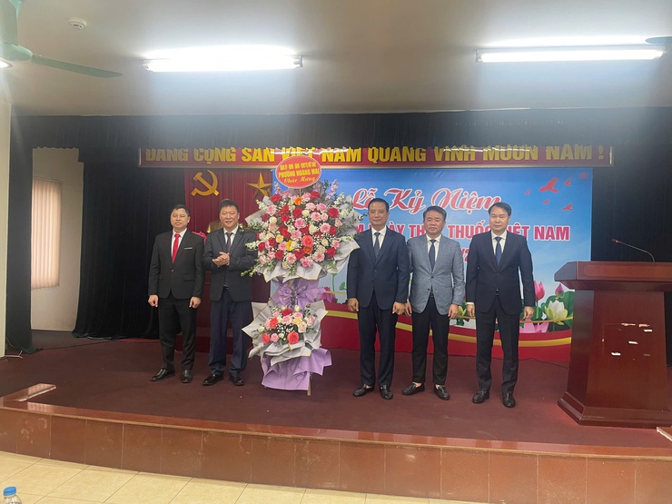 LÃNH ĐẠO PHƯỜNG HOÀNG MAI CHÚC MỪNG NGÀY THẦY THUỐC VIỆT NAM 27/2- Ảnh 2.