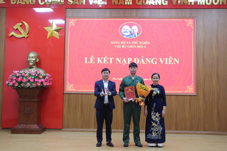 Xã Phú Nghĩa tổ chức Lễ kết nạp đảng viên cho tân binh lên đường nhập ngũ năm 2026- Ảnh 6.