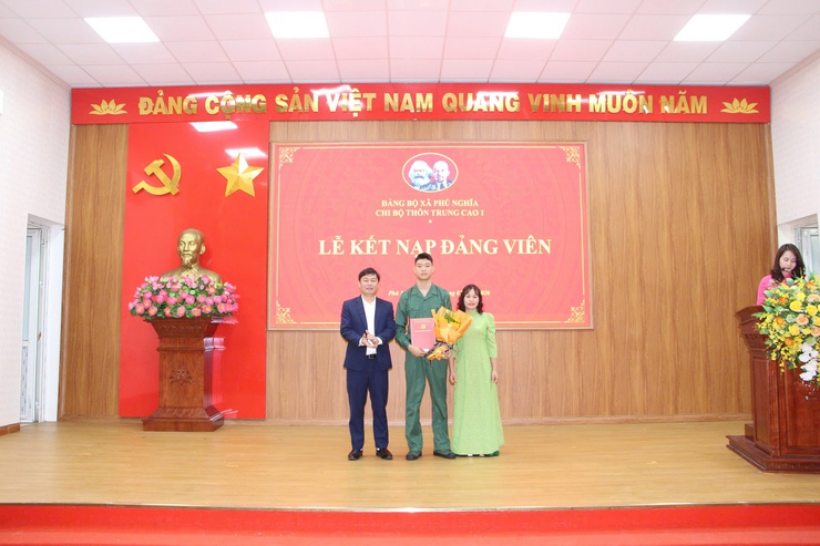 Xã Phú Nghĩa tổ chức Lễ kết nạp đảng viên cho tân binh lên đường nhập ngũ năm 2026- Ảnh 8.