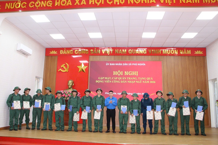 Xã Phú Nghĩa: Tổ chức gặp mặt, cấp phát quân trang, tặng quà động viên công dân nhập ngũ năm 2026- Ảnh 12.