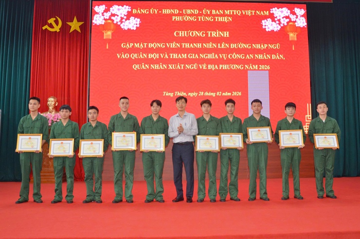 Phường Tùng Thiện gặp mặt thanh niên lên đường nhập ngũ năm 2026- Ảnh 1.