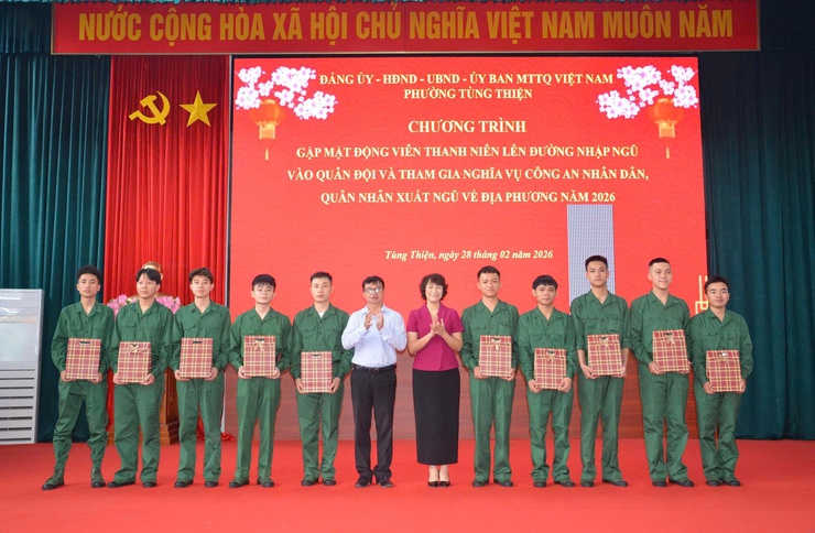 Phường Tùng Thiện gặp mặt thanh niên lên đường nhập ngũ năm 2026- Ảnh 3.