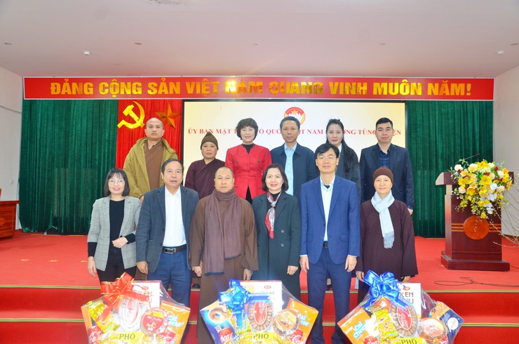 Ban đại diện Liên xã Phật giáo Sơn Tây thăm, chúc Tết Đảng bộ, chính quyền phường Tùng Thiện – Thắt chặt khối đại đoàn kết toàn dân tộc- Ảnh 1.