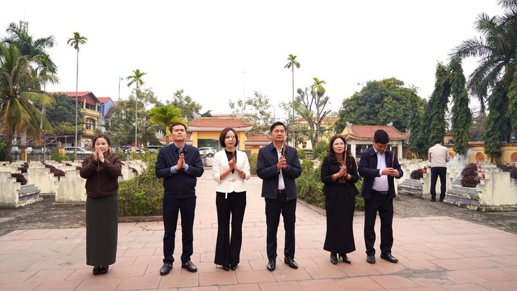 Đồng chí Chủ tịch UBND xã thăm và tặng quà các gia đình chính sách nhân dịp chuẩn bị đón Tết nguyên đán Bính Ngọ 2026- Ảnh 1.