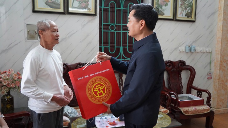Đồng chí Chủ tịch UBND xã thăm và tặng quà các gia đình chính sách nhân dịp chuẩn bị đón Tết nguyên đán Bính Ngọ 2026- Ảnh 3.