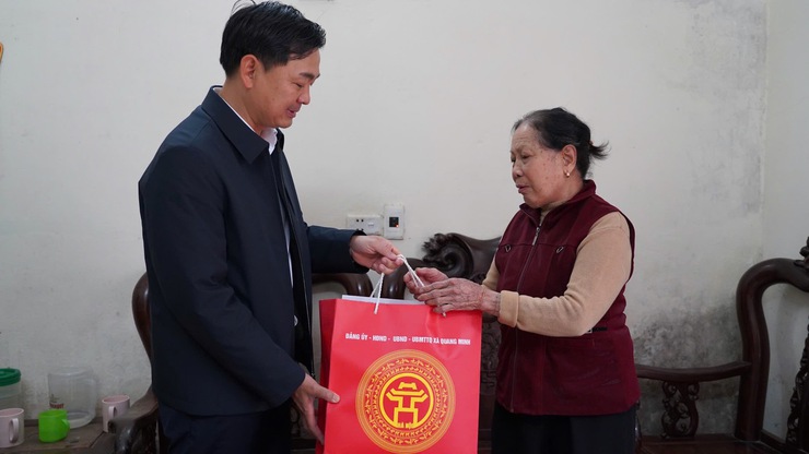 Đồng chí Chủ tịch UBND xã thăm và tặng quà các gia đình chính sách nhân dịp chuẩn bị đón Tết nguyên đán Bính Ngọ 2026- Ảnh 2.