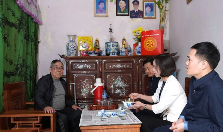 Đồng chí Chủ tịch UBND xã thăm và tặng quà các gia đình chính sách nhân dịp chuẩn bị đón Tết nguyên đán Bính Ngọ 2026- Ảnh 4.