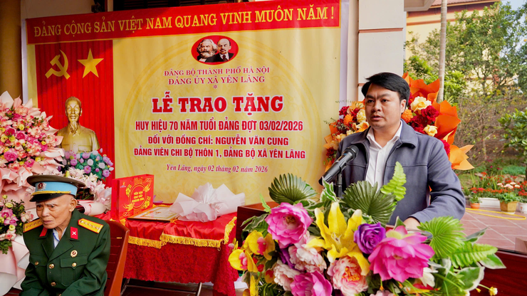 Trao Huy hiệu 70 năm tuổi Đảng cho đảng viên Nguyễn Văn Cung- Ảnh 2.