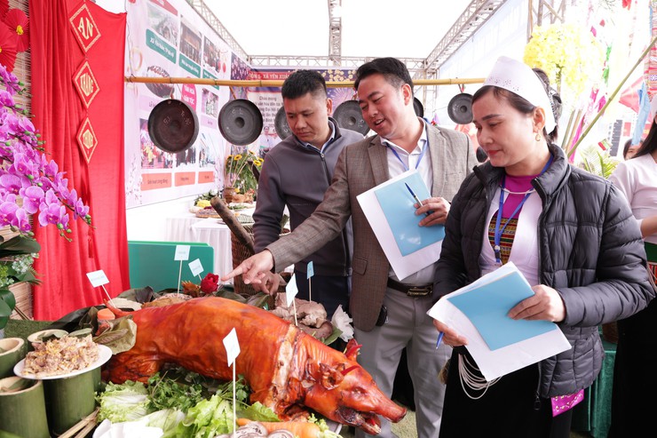 Ngày hội văn hóa dân tộc Mường xã Yên Xuân lần thứ I: Tôn vinh, bảo tồn, gìn giữ và phát triển những giá trị nét đẹp nền văn hoá tiên tiến, đậm đà bản sắc dân tộc Mường xã Yên Xuân
- Ảnh 8.