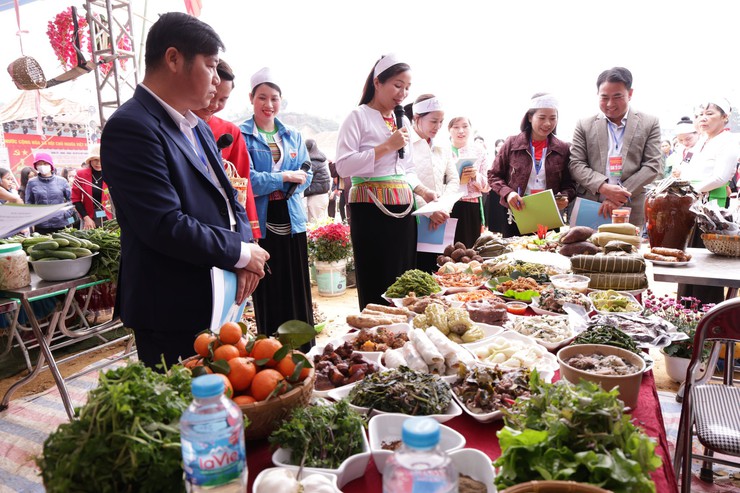 Ngày hội văn hóa dân tộc Mường xã Yên Xuân lần thứ I: Tôn vinh, bảo tồn, gìn giữ và phát triển những giá trị nét đẹp nền văn hoá tiên tiến, đậm đà bản sắc dân tộc Mường xã Yên Xuân
- Ảnh 7.