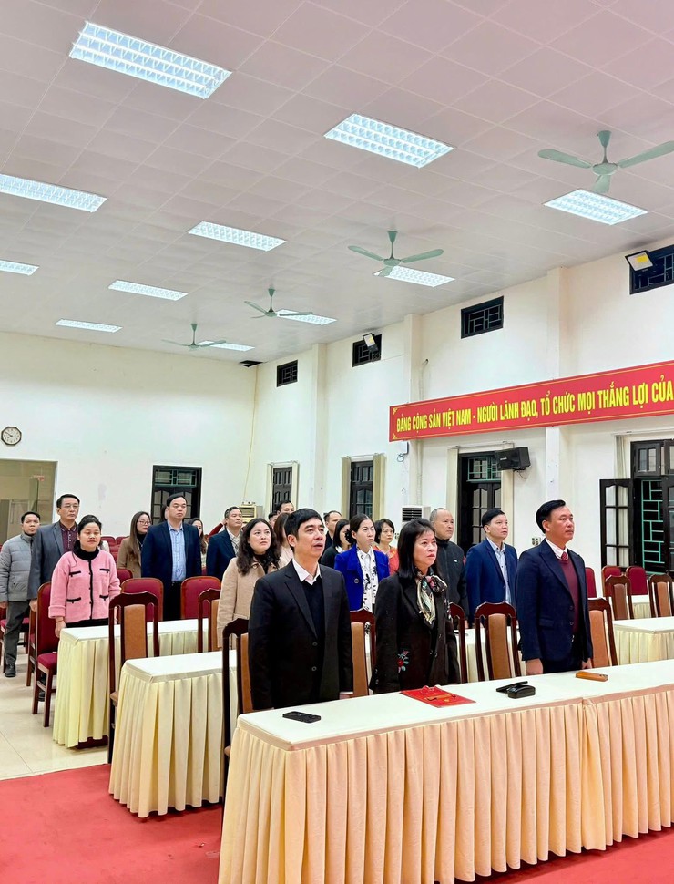 Phường Phú Lương tổ chức sinh hoạt chính trị dưới cờ, tạo khí thế thi đua đầu năm 2026- Ảnh 1.