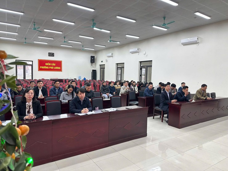 Phường Phú Lương tổ chức sinh hoạt chính trị dưới cờ, tạo khí thế thi đua đầu năm 2026- Ảnh 3.