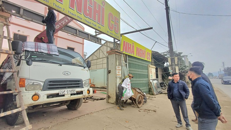 Hình ảnh các hộ dân xã Yên Xuân đang tích cực tự giác tháo dỡ công trình bàn giao mặt bằng cho Dự án đầu tư xây dựng tuyến đường cao tốc Đại lộ Thăng Long, đoạn nối từ Quốc lộ 21 đến cao tốc Hà Nội - Hòa Bình- Ảnh 2.