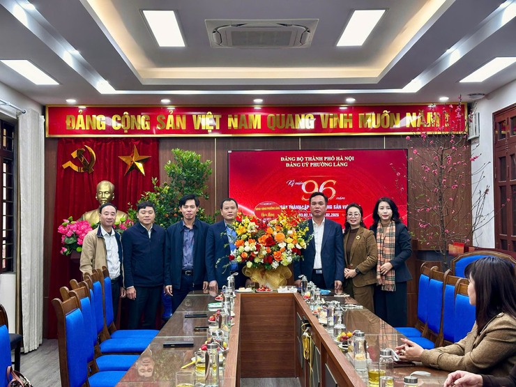 THƯỜNG TRỰC HĐND, UBND, ỦY BAN MTTQ VIỆT NAM PHƯỜNG LÁNG TẶNG HOA CHÚC MỪNG ĐẢNG ỦY PHƯỜNG NHÂN KỶ NIỆM 96 NĂM NGÀY THÀNH LẬP ĐẢNG CỘNG SẢN VIỆT NAM- Ảnh 1.