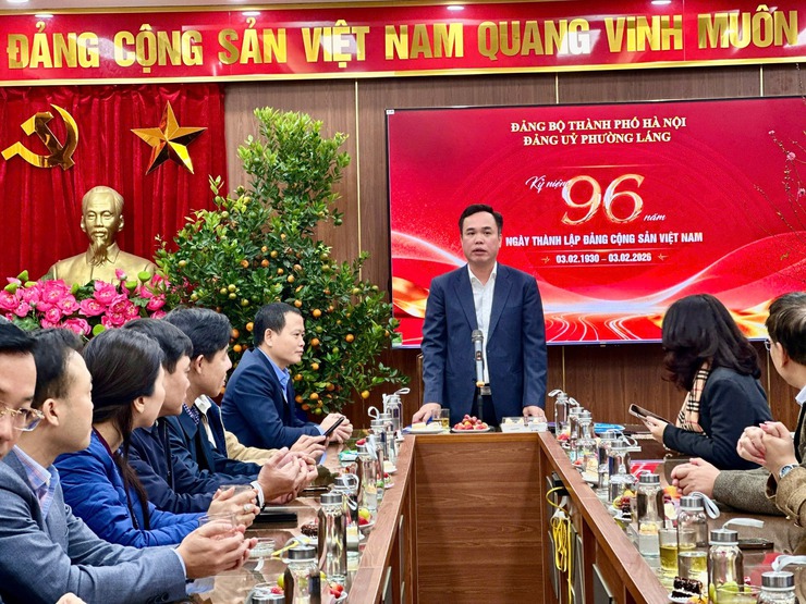 THƯỜNG TRỰC HĐND, UBND, ỦY BAN MTTQ VIỆT NAM PHƯỜNG LÁNG TẶNG HOA CHÚC MỪNG ĐẢNG ỦY PHƯỜNG NHÂN KỶ NIỆM 96 NĂM NGÀY THÀNH LẬP ĐẢNG CỘNG SẢN VIỆT NAM- Ảnh 3.