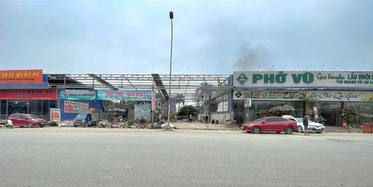 Hình ảnh các hộ dân xã Yên Xuân đang tích cực tự giác tháo dỡ công trình bàn giao mặt bằng cho Dự án đầu tư xây dựng tuyến đường cao tốc Đại lộ Thăng Long, đoạn nối từ Quốc lộ 21 đến cao tốc Hà Nội - Hòa Bình- Ảnh 1.