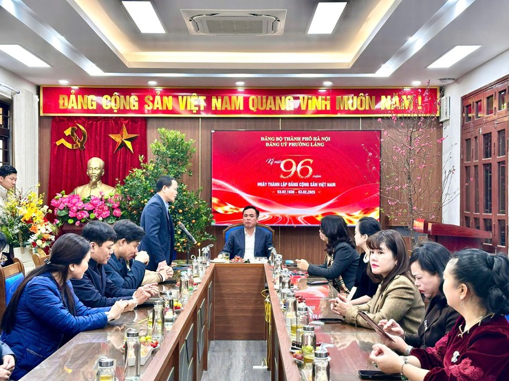 THƯỜNG TRỰC HĐND, UBND, ỦY BAN MTTQ VIỆT NAM PHƯỜNG LÁNG TẶNG HOA CHÚC MỪNG ĐẢNG ỦY PHƯỜNG NHÂN KỶ NIỆM 96 NĂM NGÀY THÀNH LẬP ĐẢNG CỘNG SẢN VIỆT NAM- Ảnh 2.