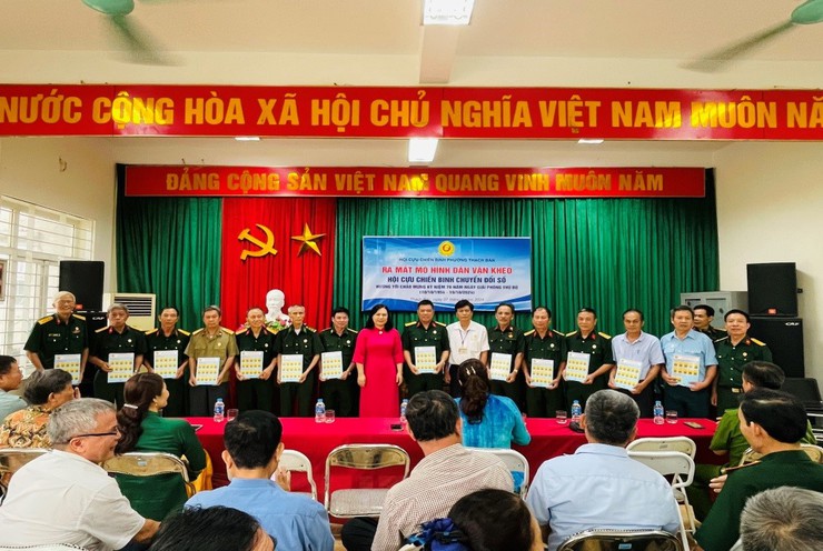 Hội Cựu chiến binh phường Long Biên phát huy vai trò trong giáo dục truyền thống cách mạng cho thế hệ trẻ- Ảnh 3.