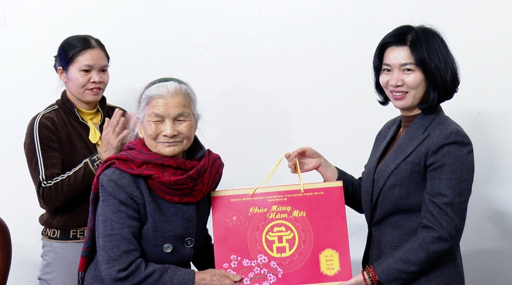 CHỦ TỊCH HĐND THÀNH PHỐ HÀ NỘI PHÙNG THỊ HỒNG HÀ THĂM, TẶNG QUÀ TẾT NGƯỜI CÓ CÔNG VỚI CÁCH MẠNG TẠI XÃ ỨNG HÒA.- Ảnh 2.