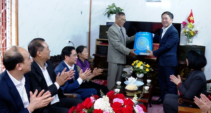 CHỦ TỊCH HĐND THÀNH PHỐ HÀ NỘI PHÙNG THỊ HỒNG HÀ THĂM, TẶNG QUÀ TẾT NGƯỜI CÓ CÔNG VỚI CÁCH MẠNG TẠI XÃ ỨNG HÒA.- Ảnh 3.