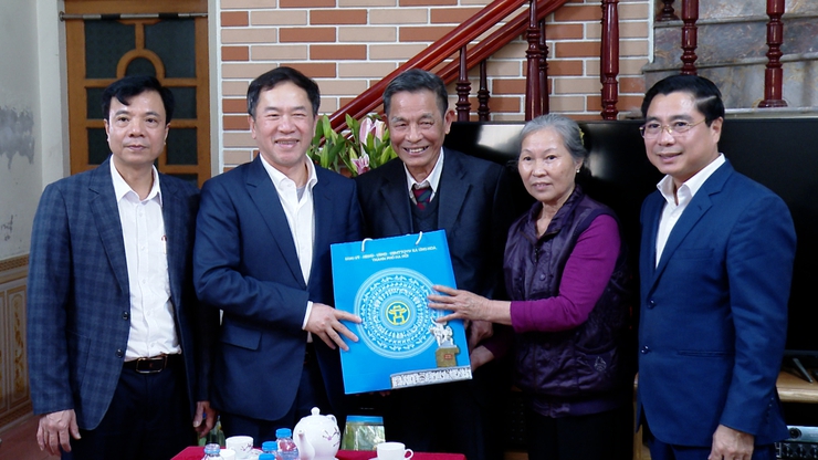 CHỦ TỊCH HĐND THÀNH PHỐ HÀ NỘI PHÙNG THỊ HỒNG HÀ THĂM, TẶNG QUÀ TẾT NGƯỜI CÓ CÔNG VỚI CÁCH MẠNG TẠI XÃ ỨNG HÒA.- Ảnh 4.