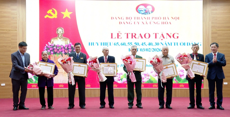 ỨNG HÒA: 48 ĐẢNG VIÊN ĐƯỢC TRAO TẶNG HUY HIỆU ĐẢNG ĐỢT 3/2/2026.- Ảnh 2.