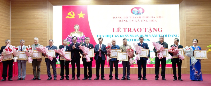 ỨNG HÒA: 48 ĐẢNG VIÊN ĐƯỢC TRAO TẶNG HUY HIỆU ĐẢNG ĐỢT 3/2/2026.- Ảnh 3.