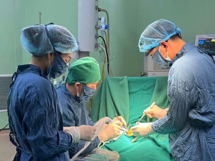 Nhận biết sớm thoát vị bẹn ở trẻ nhỏ để tránh biến chứng nguy hiểm- Ảnh 1.