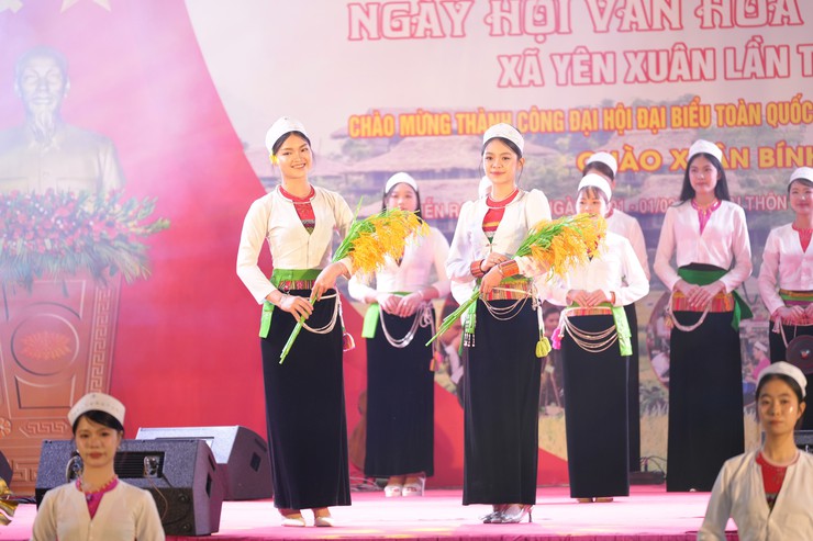 Ngày hội văn hóa dân tộc Mường xã Yên Xuân lần thứ I: Tôn vinh, bảo tồn, gìn giữ và phát triển những giá trị nét đẹp nền văn hoá tiên tiến, đậm đà bản sắc dân tộc Mường xã Yên Xuân
- Ảnh 6.