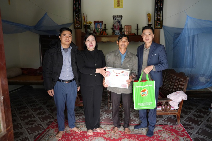 HỘI NÔNG DÂN THÀNH PHỐ HÀ NỘI TRAO TẶNG QUÀ TẾT CHO HỘI VIÊN CÓ HOÀN CẢNH KHÓ KHĂN TẠI XÃ THANH OAI- Ảnh 2.