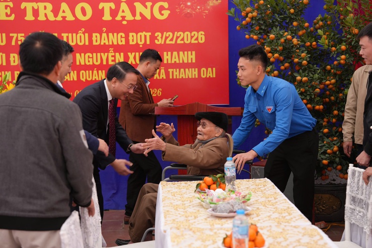 Trưởng Ban Nội chính Thành ủy Trần Đình Cảnh trao Huy hiệu 75 năm tuổi Đảng sớm cho đảng viên lão thành thôn Văn Quán- Ảnh 1.