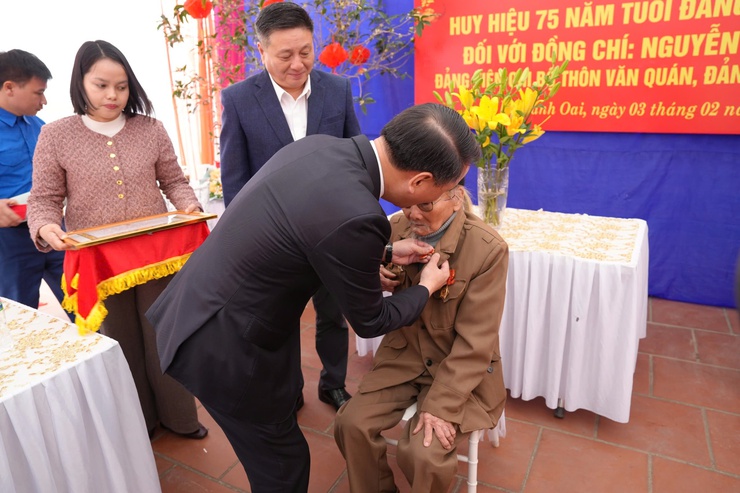 Trưởng Ban Nội chính Thành ủy Trần Đình Cảnh trao Huy hiệu 75 năm tuổi Đảng sớm cho đảng viên lão thành thôn Văn Quán- Ảnh 4.