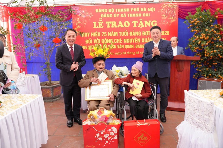 Trưởng Ban Nội chính Thành ủy Trần Đình Cảnh trao Huy hiệu 75 năm tuổi Đảng sớm cho đảng viên lão thành thôn Văn Quán- Ảnh 6.