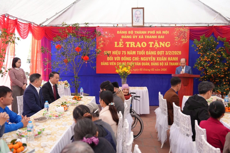 Trưởng Ban Nội chính Thành ủy Trần Đình Cảnh trao Huy hiệu 75 năm tuổi Đảng sớm cho đảng viên lão thành thôn Văn Quán- Ảnh 2.