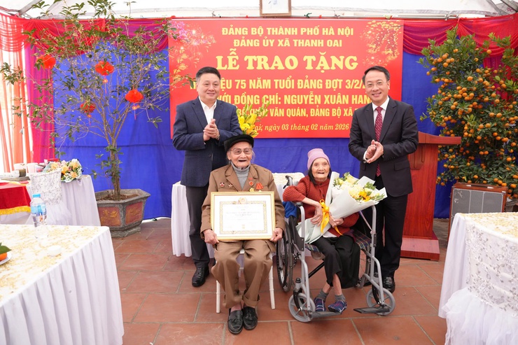 Trưởng Ban Nội chính Thành ủy Trần Đình Cảnh trao Huy hiệu 75 năm tuổi Đảng sớm cho đảng viên lão thành thôn Văn Quán- Ảnh 5.