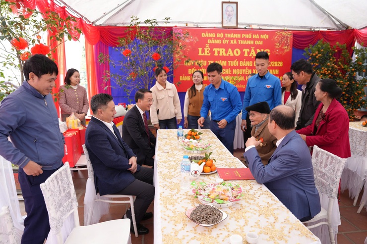 Trưởng Ban Nội chính Thành ủy Trần Đình Cảnh trao Huy hiệu 75 năm tuổi Đảng sớm cho đảng viên lão thành thôn Văn Quán- Ảnh 3.