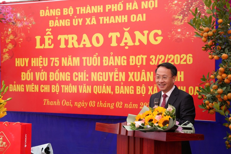 Trưởng Ban Nội chính Thành ủy Trần Đình Cảnh trao Huy hiệu 75 năm tuổi Đảng sớm cho đảng viên lão thành thôn Văn Quán- Ảnh 7.