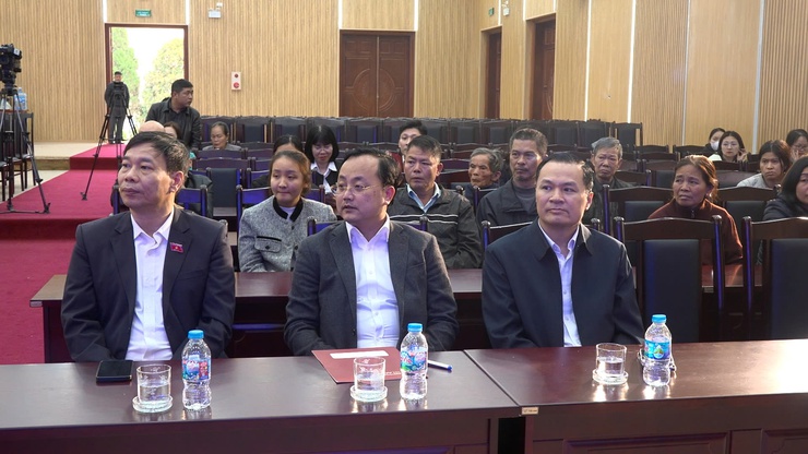 Đoàn đại biểu Quốc hội TP Hà Nội trao 20 suất quà Tết cho các gia đình có hoàn cảnh khó khăn xã Thanh Oai- Ảnh 3.