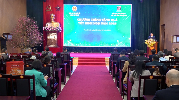 Đoàn đại biểu Quốc hội TP Hà Nội trao 20 suất quà Tết cho các gia đình có hoàn cảnh khó khăn xã Thanh Oai- Ảnh 1.