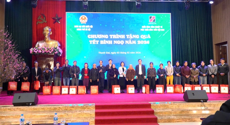 Đoàn đại biểu Quốc hội TP Hà Nội trao 20 suất quà Tết cho các gia đình có hoàn cảnh khó khăn xã Thanh Oai- Ảnh 7.