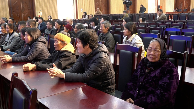 Đoàn đại biểu Quốc hội TP Hà Nội trao 20 suất quà Tết cho các gia đình có hoàn cảnh khó khăn xã Thanh Oai- Ảnh 4.