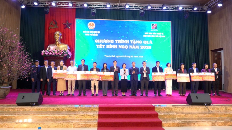 Đoàn đại biểu Quốc hội TP Hà Nội trao 20 suất quà Tết cho các gia đình có hoàn cảnh khó khăn xã Thanh Oai- Ảnh 6.