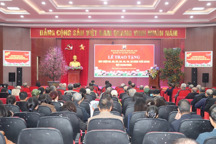 Đảng ủy xã Phú Xuyên: Lễ trao Huy hiệu 65, 60, 55, 50, 45, 40, 30 năm tuổi Đảng đợt 03/02/2026.- Ảnh 1.