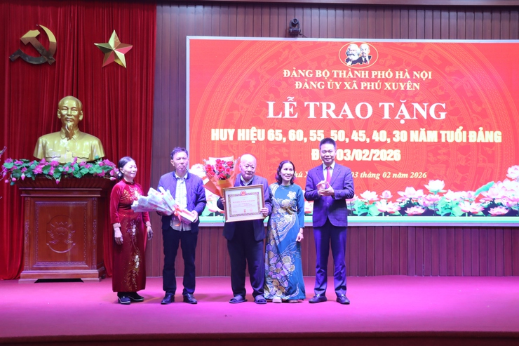 Đảng ủy xã Phú Xuyên: Lễ trao Huy hiệu 65, 60, 55, 50, 45, 40, 30 năm tuổi Đảng đợt 03/02/2026.- Ảnh 3.