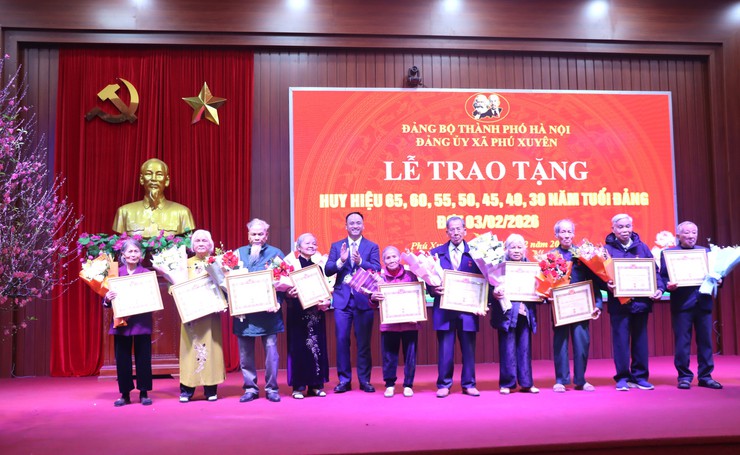 Đảng ủy xã Phú Xuyên: Lễ trao Huy hiệu 65, 60, 55, 50, 45, 40, 30 năm tuổi Đảng đợt 03/02/2026.- Ảnh 4.