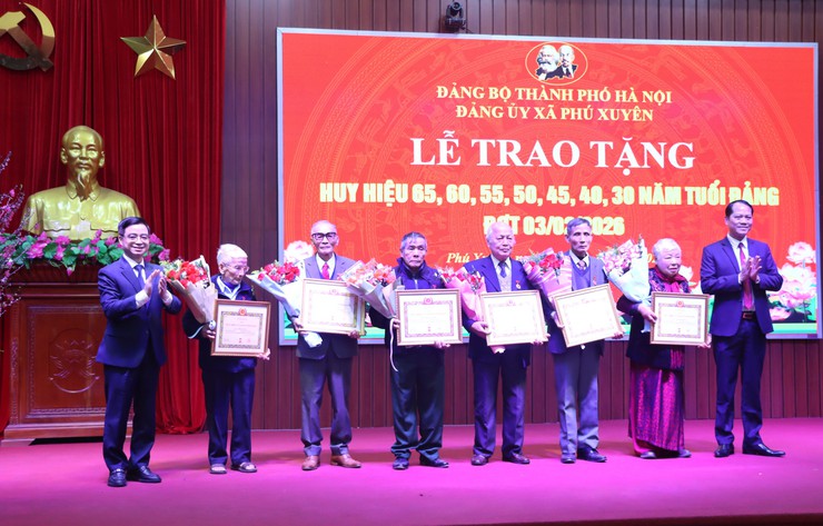 Đảng ủy xã Phú Xuyên: Lễ trao Huy hiệu 65, 60, 55, 50, 45, 40, 30 năm tuổi Đảng đợt 03/02/2026.- Ảnh 5.