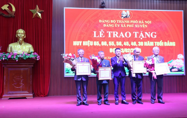 Đảng ủy xã Phú Xuyên: Lễ trao Huy hiệu 65, 60, 55, 50, 45, 40, 30 năm tuổi Đảng đợt 03/02/2026.- Ảnh 6.