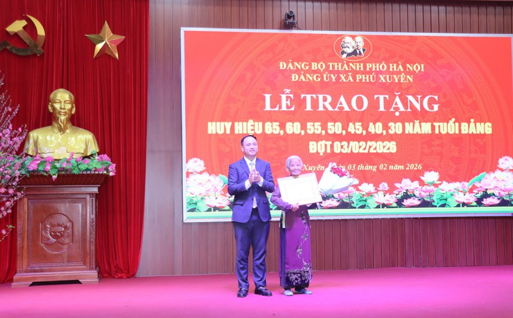 Đảng ủy xã Phú Xuyên: Lễ trao Huy hiệu 65, 60, 55, 50, 45, 40, 30 năm tuổi Đảng đợt 03/02/2026.- Ảnh 7.