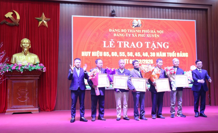 Đảng ủy xã Phú Xuyên: Lễ trao Huy hiệu 65, 60, 55, 50, 45, 40, 30 năm tuổi Đảng đợt 03/02/2026.- Ảnh 9.